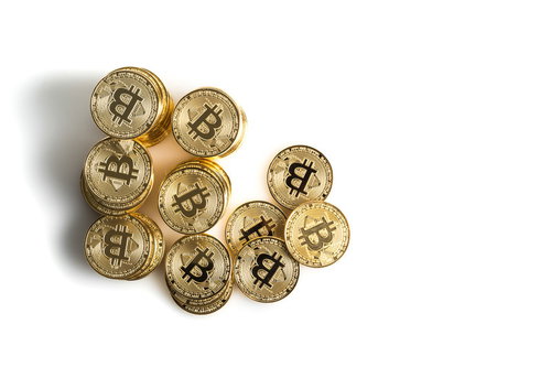 フォークに囲まれたビットコイン（BTC）のメダル