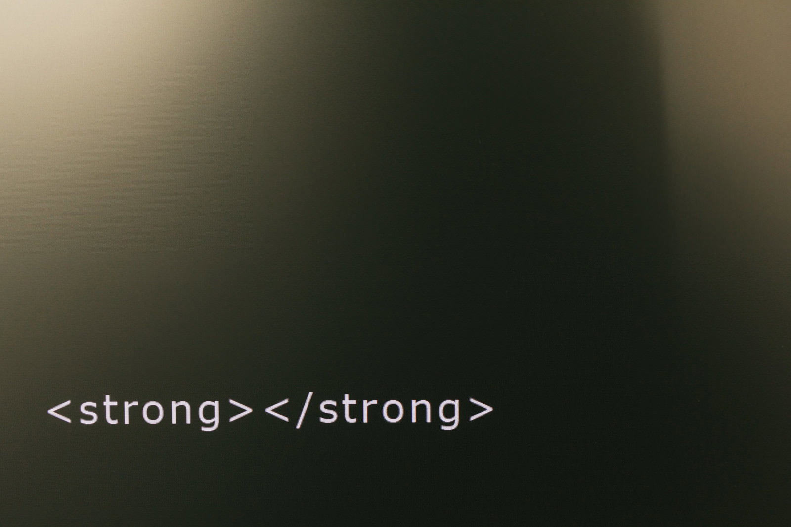 strongタグとストロングゼロを掛け合わせたパロディデザイン