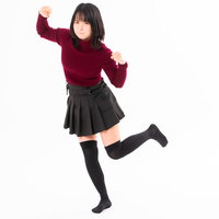 仕返しする為に拳を振り上げる怒った女性のポーズの写真