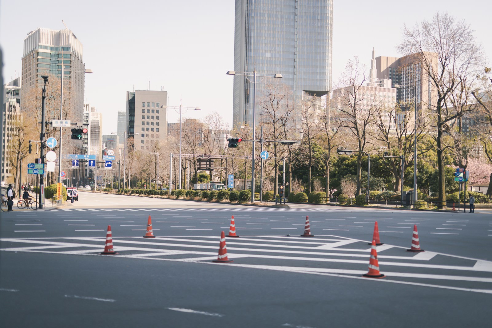 祝田橋の交差点と高層ビル群が写る都市の街並み