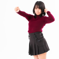 赤いセーターを着て激おこでポーズをとる女性の写真