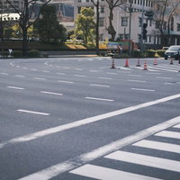 祝田橋の交差点で手信号を使って交通整理をする警察官の写真
