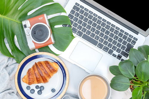 Macbookとinstaxで綴る朝のカフェタイム