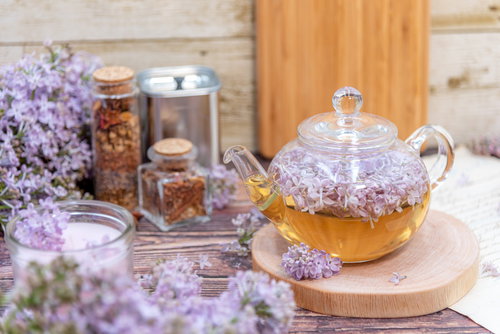 ティーポットから溢れるライラックの花とティーセット