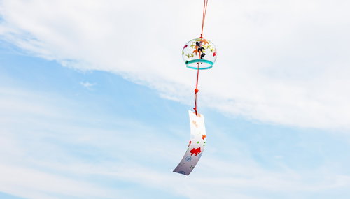 涼を感じる夏の風物詩、赤紐に吊るされた風鈴の音色