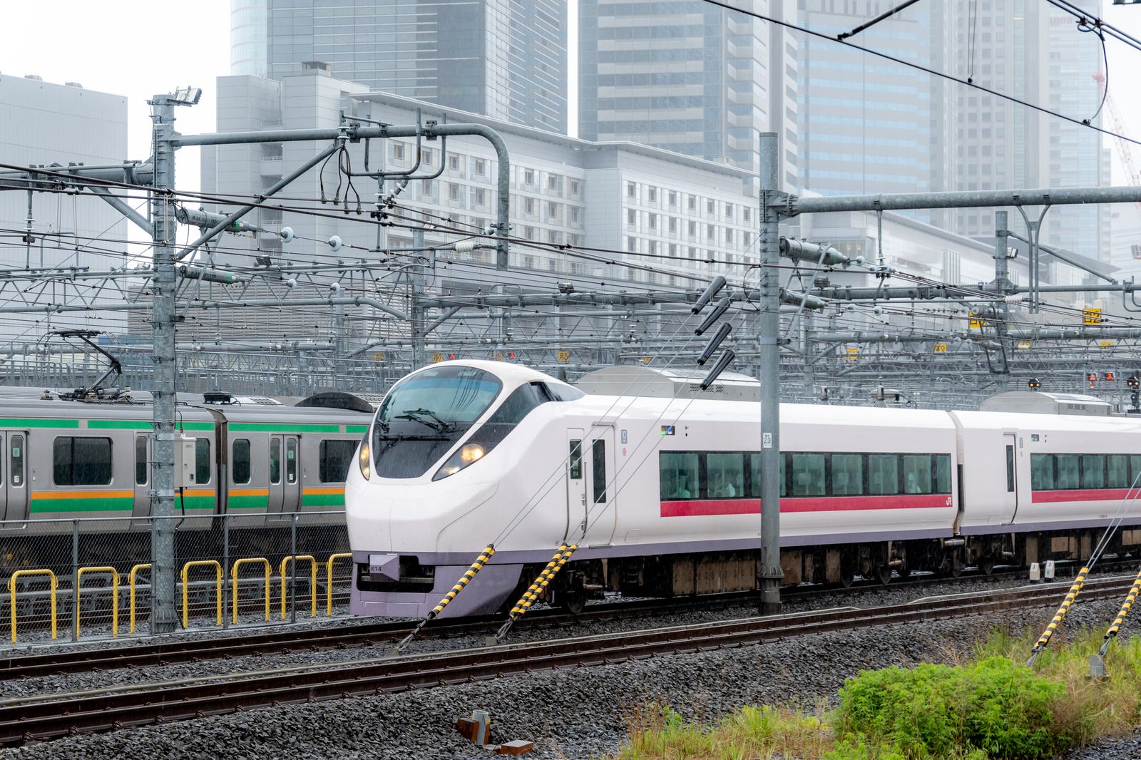 常磐線特急の先頭車両が都市部の線路を走る
