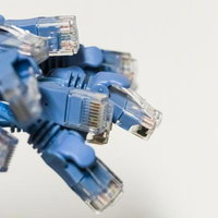 迫ってくるブルーのLANケーブル束と複数のRJ45コネクタの写真