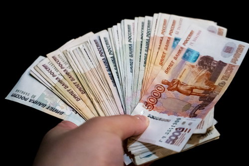支払いはロシアルーブルでお願いします。手に持つ複数枚の紙幣