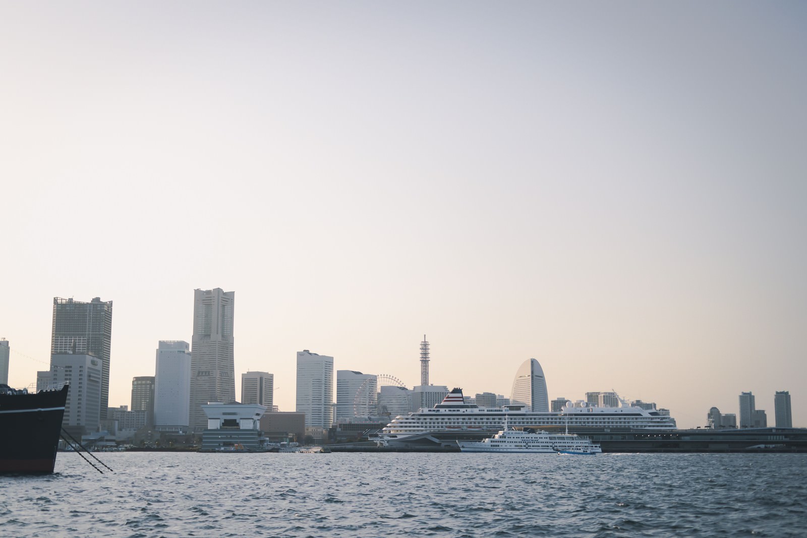 みなとみらいの高層ビル群と海が写る横浜の都市景観