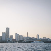 横浜みなとみらいの高層ビル群と海を臨む都市景観の写真