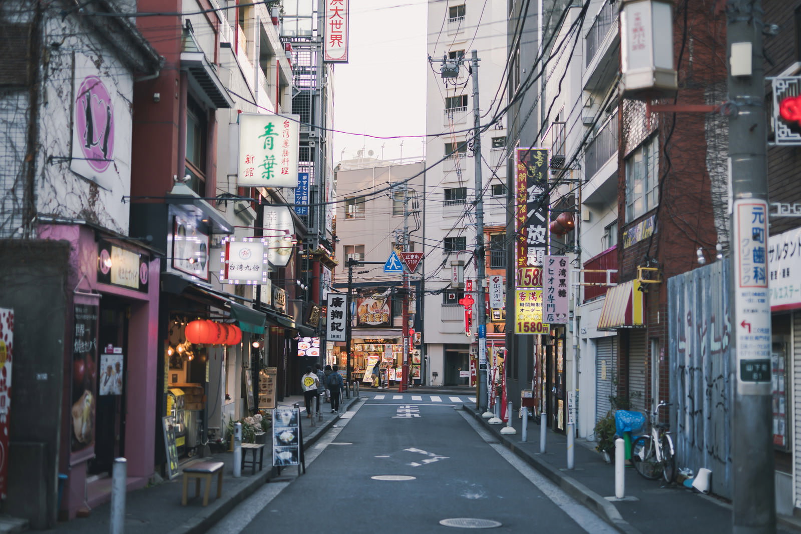 赤い看板や提灯が特徴的な中華街の商店街風景