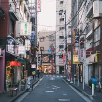 赤い看板と提灯が並ぶ横浜中華街の商店街の風景の写真