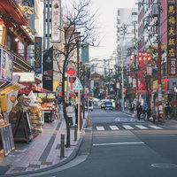 横浜中華街の繁華街、横浜大世界前の街並みの写真