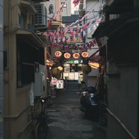 横浜中華街の路小南台、赤い提灯が連なる路地裏の写真
