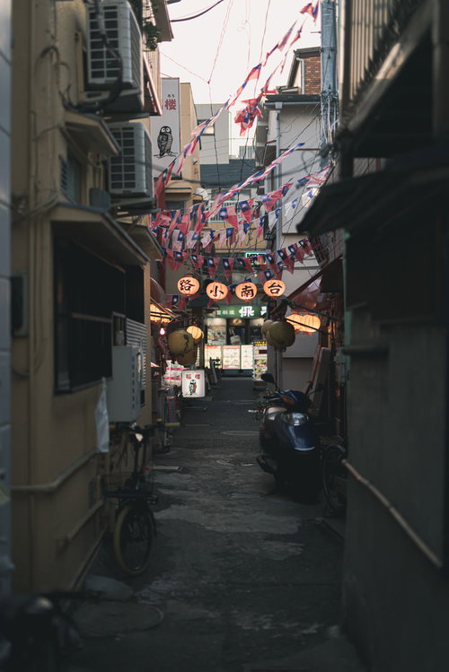 横浜中華街の路小南台、赤い提灯が連なる路地裏