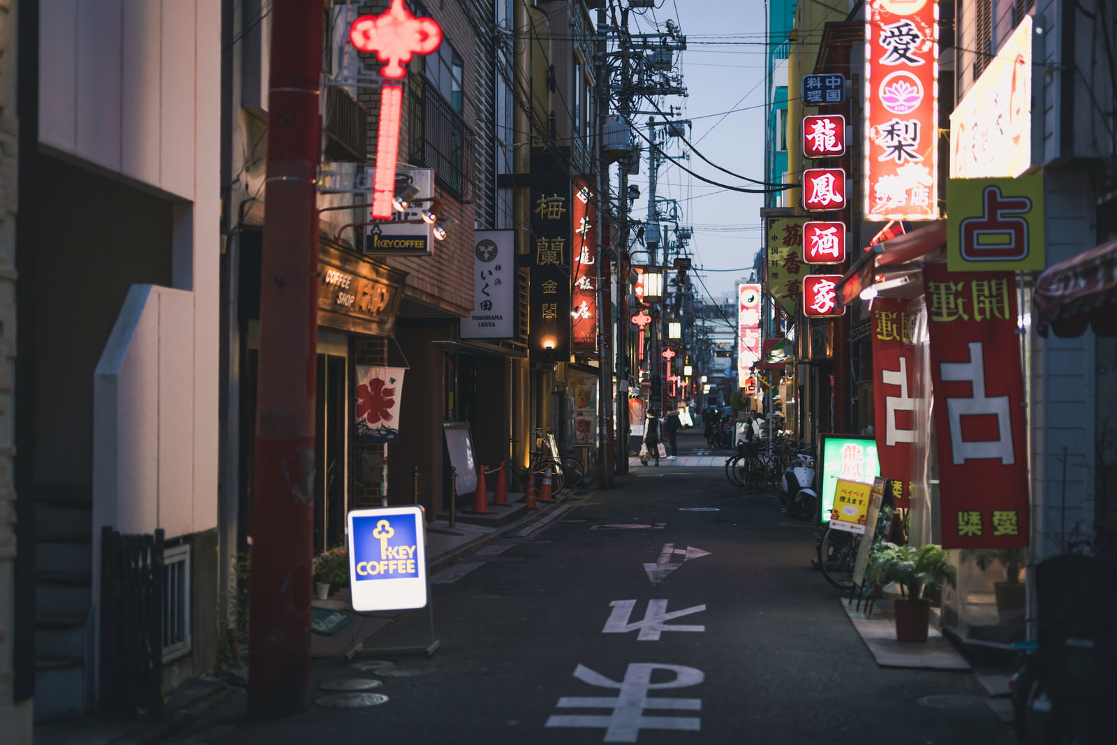 日が暮れた横浜中華街の通りで看板が灯る街並み