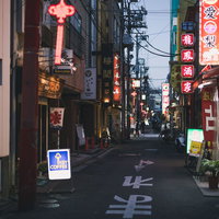 日が暮れた横浜中華街の看板と提灯が灯る街並みの写真