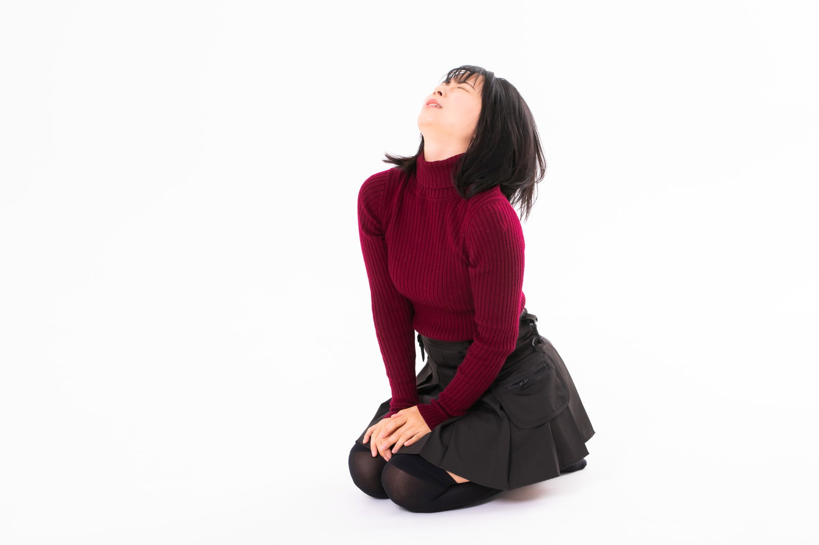 正座して天を仰ぐ女性のポーズ［モデル：にゃるる］