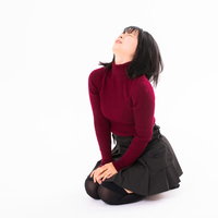 正座して天を仰ぎ懺悔する女性のポーズ、後悔と反省の感情表現の写真