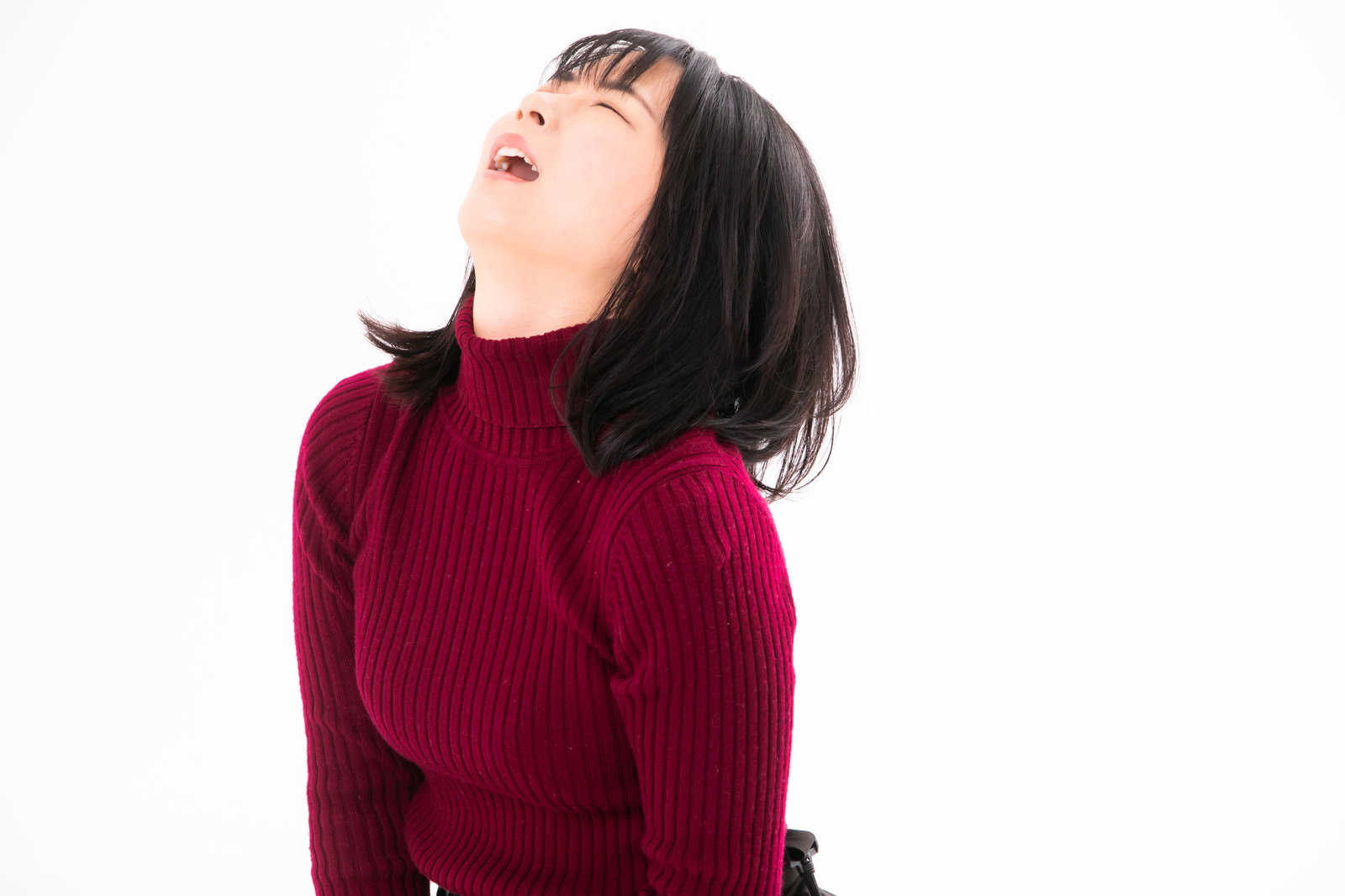 赤いニットセーターを着た女性が天を仰いで後悔する表情のポーズ［モデル：にゃるる］
