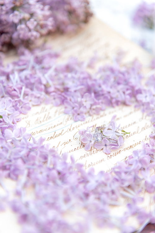 ハートに縁取られたライラックと婚約指輪のラブレター