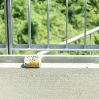 バルコニーの手すりに置かれたビール缶のの写真