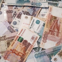 散らばったロシアルーブルの紙幣と硬貨のの写真