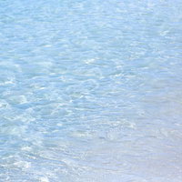 宮古島の透き通る海と波打ち際の写真