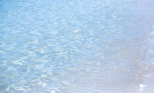 宮古島の透き通る海と波打ち際