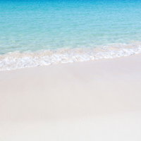 宮古島の透き通った海と波打ち際の写真