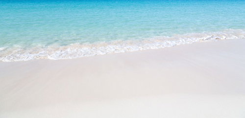 宮古島の透き通った海と波打ち際