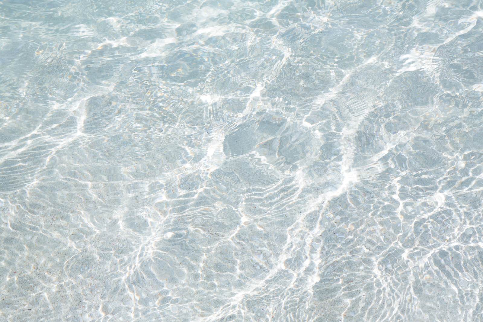 海の浅瀬を真上から見た水面