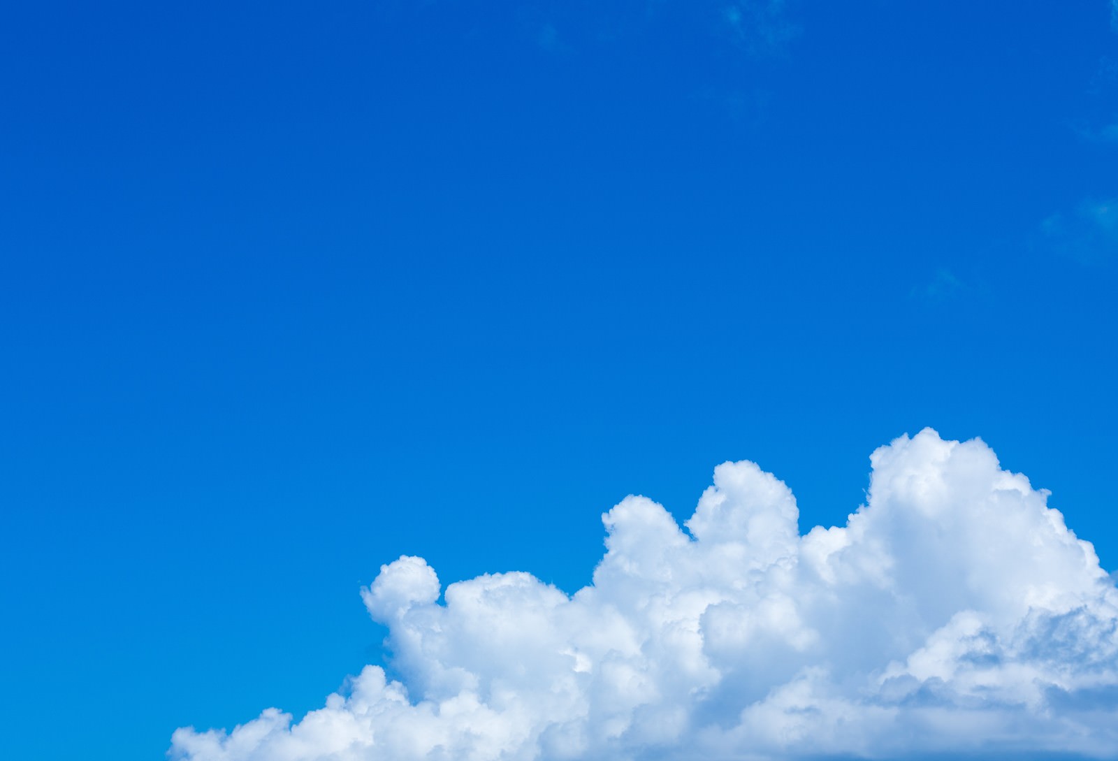 真っ青な快晴の空に白くふっくらとした大きな入道雲が浮かんでいる