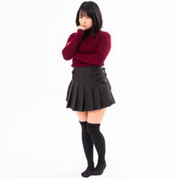 顎に手を当てて勘ぐる女性のポーズの写真