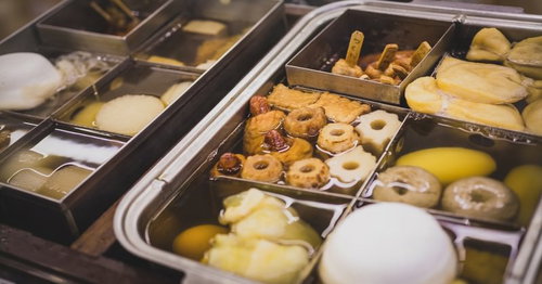 コンビニアイスクリームと揚げ菓子が並ぶセルフサービスのショーケース