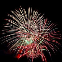 細い光の線が放射状に伸びる花火のクローズアップの写真