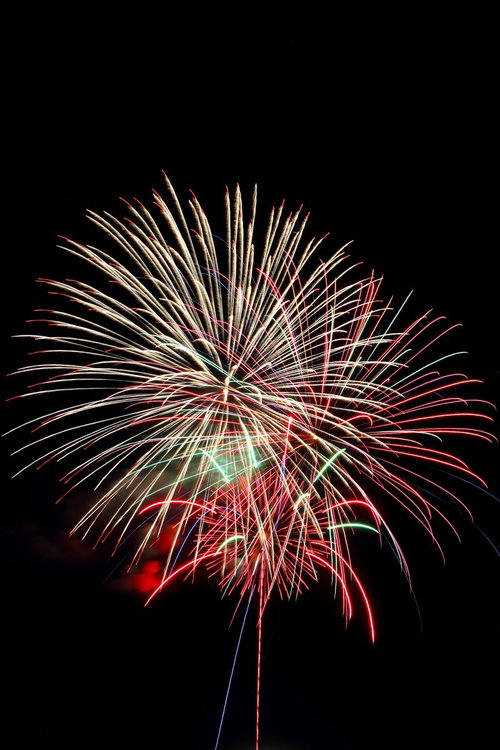 細い光の線が放射状に伸びる花火のクローズアップ