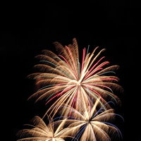 夜空に大きく広がる打ち上げ花火の白い光の写真