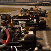 スタートラインに並んで発進を待つレーシングカーの群れの写真
