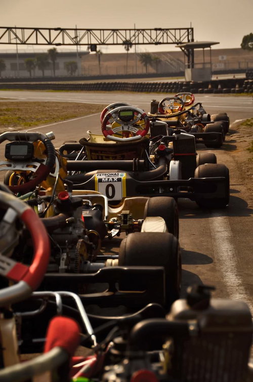 スタートラインに並んで発進を待つレーシングカーの群れ