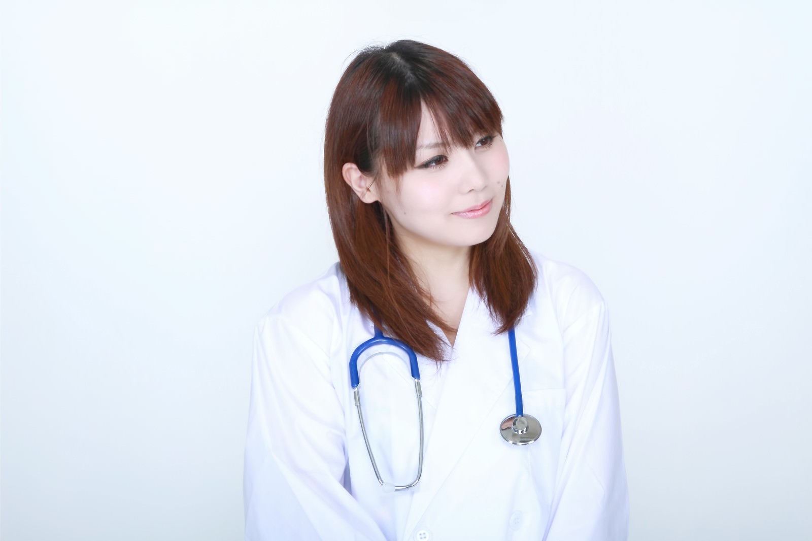聴診器を首にかけた微笑む女医［モデル：Lala］