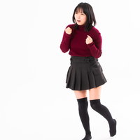 我慢して手に力が入る怒りを堪える女性のポーズの写真