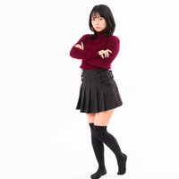 腕を組んで苛々した表情をする女性のポーズの写真