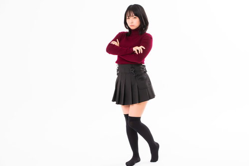 腕を組んで苛々した表情をする女性のポーズ