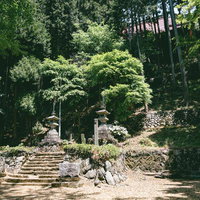 常楽院の高山不動尊へ向かう登山道口の石段の写真