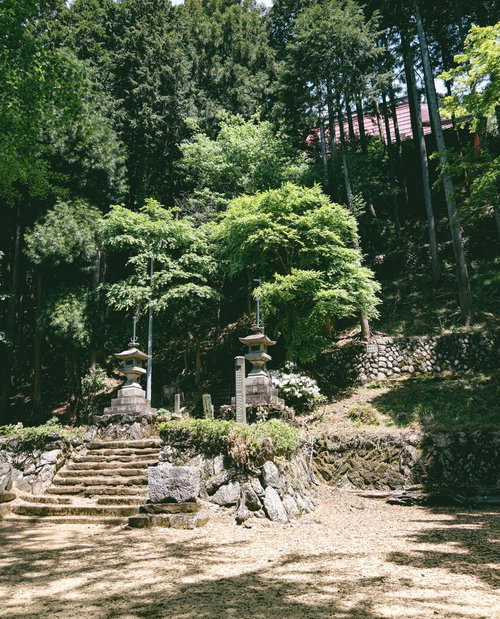 常楽院の高山不動尊へ向かう登山道口の石段