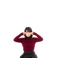 ぴえーんと泣き出す赤いニットの女性が頭を抱えるの写真