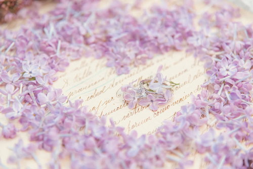 ハートの中心に輝くライラックと指輪のウェディング