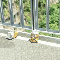 手すりの下に放置されたビール缶と空き缶のポイ捨ての写真