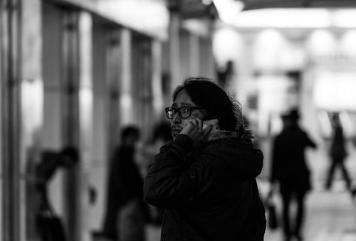 夜の密会中に尾行を気づいた男性の通話シーン